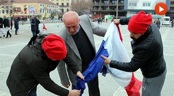 6. Hollanda'yı protesto etmek isterken yanlışlıkla Fransa bayrağını yakanları da haber bültenlerinde izledik.