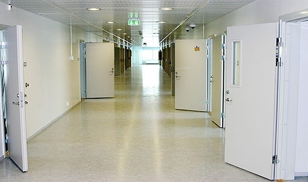 1. Самые опасные преступники в Норвегии находятся в тюрьме-острове. Заключенные занимаются там, чем хотят. Если сравнивать с другими странами, там чрезвычайно мало охраны, однако в этой тюрьме самый низкий уровень рецидивов в мире.