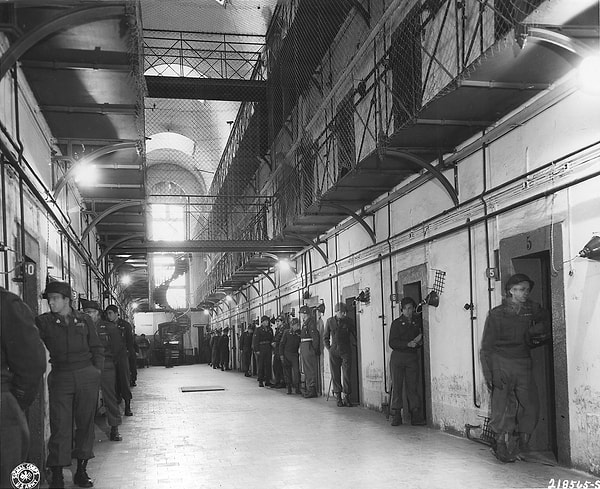 12. По некоторым данным, в нацистких тюрьмах заключенных заставляли пить морскую воду. Пленники так страдали от жажды, что лизали свежевымытый пол, в надежде почувствовать вкус пресной воды.