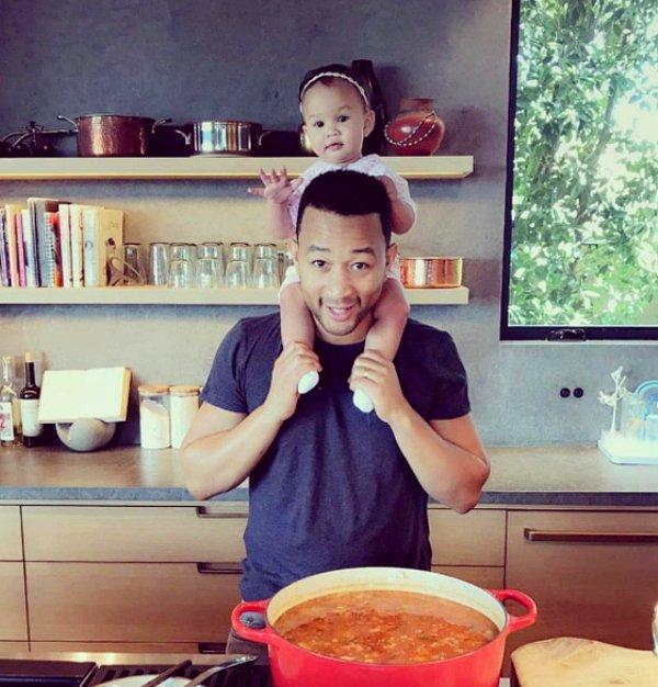 9. John Legend ve kızı Luna mutfakta.