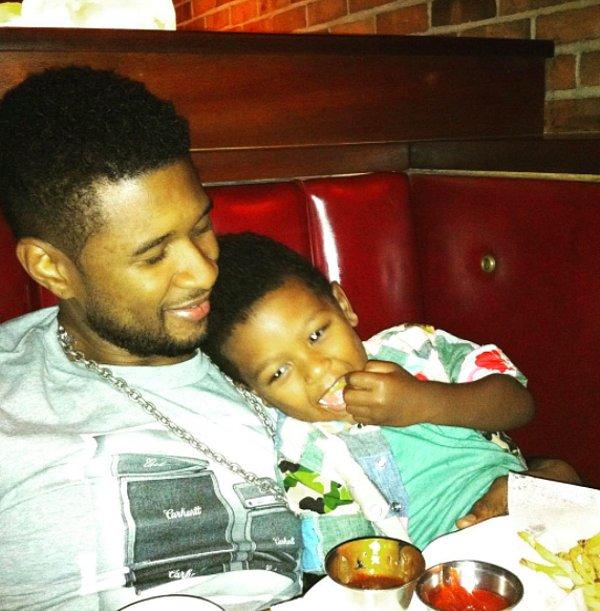 15. Usher ve oğlu patates kızartması keyfinde.