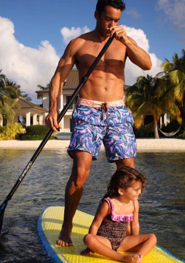 27. Aaron Diaz kızına su sporlarını öğretmekle meşgul.