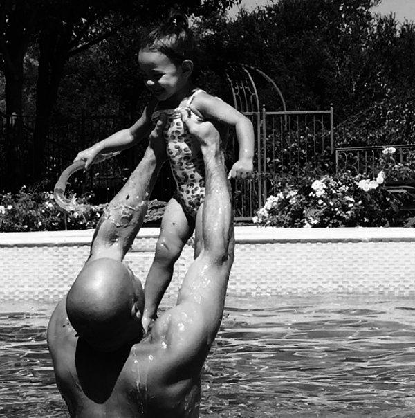 29. Vin Diesel'in kızıyla havuz eğlencesi.