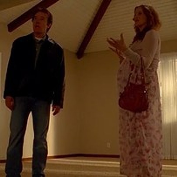 5. Фильм начинается с момента, где Уолт прохаживается по своему разрушенному дому, в противовес сцене, где он и Скайлер впервые оказываются там в самом первом эпизоде сериала.