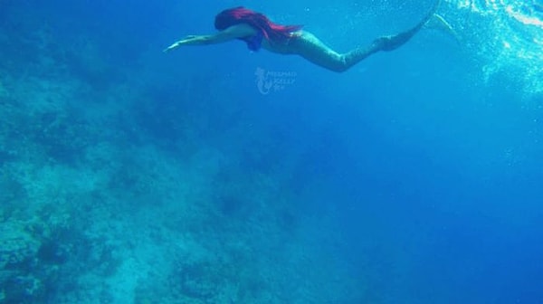 4. Келли в образе Ариэль плавает в открытом море - она просто воплощение мечты любой девочки 😍