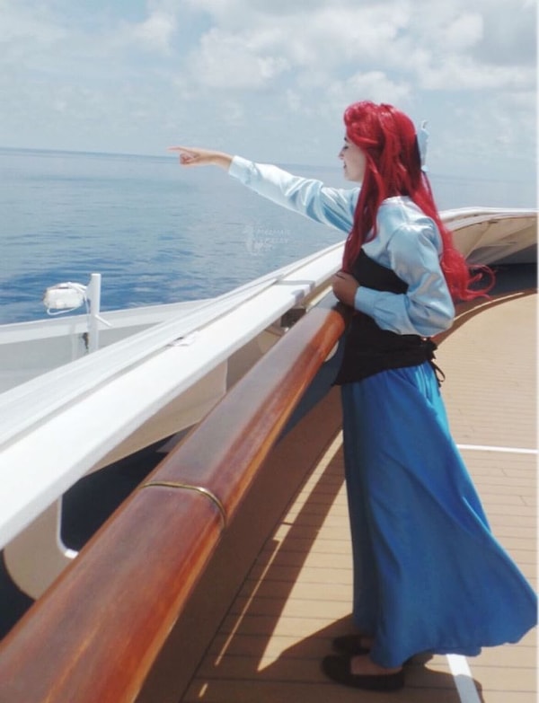 6. Келли взяла платье Ариэль на круизный лайнер, чтобы устроить косплей в открытом море.