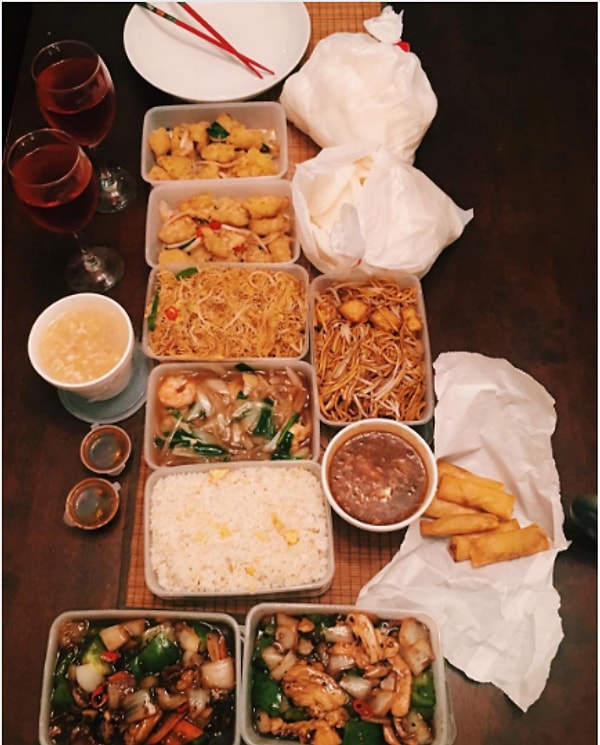 5. Либо вы заказываете еду домой, ведь это все равно что сходить в ресторан, не выходя из дома