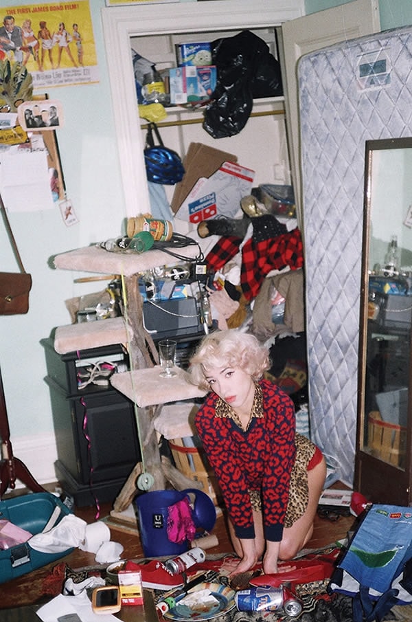 7. Фотограф Майя Фур была нанята изданием Vice, чтобы фотографировать дам с очень грязными комнатами для сериала «Garbage girls». Что забавного в этих кадрах - там есть не просто огромное количество хлама, которым наполнены спальни, но еще и хозяйки этих комнат с довольно невозмутимыми вглядами