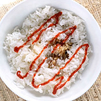 2. В 7 утра она обычно готовит завтрак, который состоит из острого блюда из остатков продуктов от предыдущего дня и отварного риса.