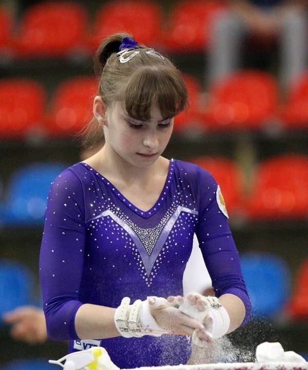 1. Анастасия начала заниматься гимнастикой довольно поздно — в 7 лет. Однако ее успехи заметили, и уже к 13 годам она попала в большой спорт