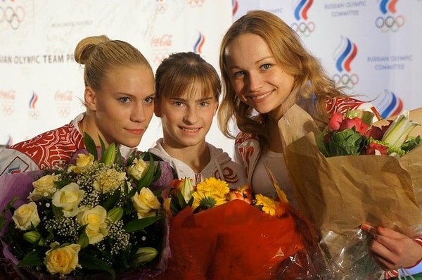 4. Наконец, девушка могла посвятить время себе — она поступила на журфак МГУ, познакомилась с молодым человеком