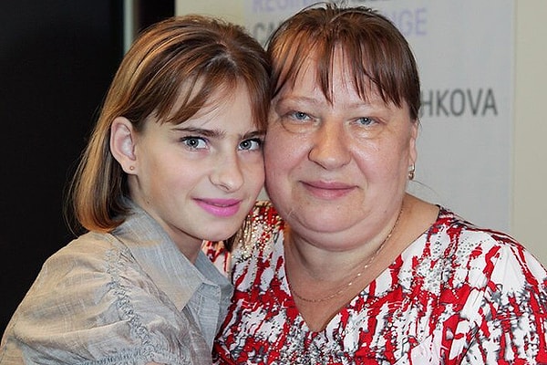 5. Первый скандал с матерью произошел, когда Анастасия попросила мать вернуть ее банковские карты (на которые ей начисляли зарплату за спортивные заслуги), чтобы оплатить свадьбу