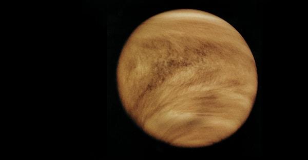 Venüs, güneş sistemimizdeki diğer gezegenlere kıyasla benzersiz bir dönüş periyoduna sahiptir.