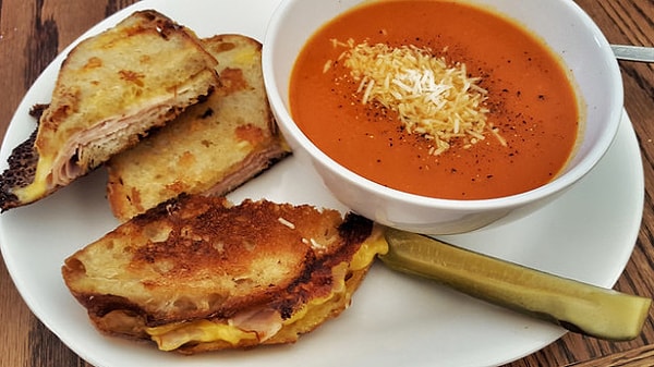 15. Жареный сыр с томатным супом — США