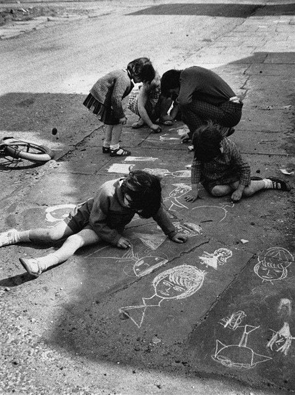 13. Tebeşirle boyama yapan çocuklar. Manchester, 1966.