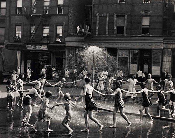 14. Sokakta dans eden çocuklar. New York, 1964.