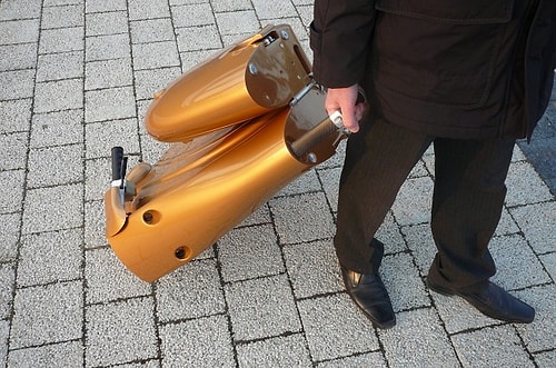 Bavula dönüşebilen mobilet.