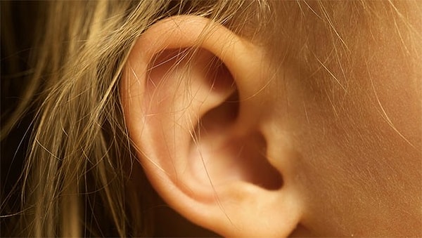 6. Обрати внимание на звук треска за ушами при глотании!