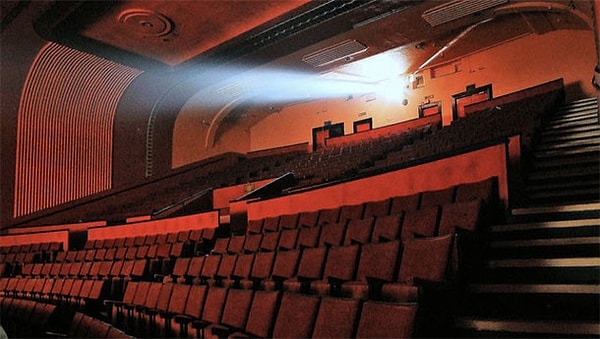 17. Переключение точек в кинотеатре. Каждые 20 минут в нижней части экрана появляется чёрная точка, а на 10 секунд позже ещё одна. Это делается для того, чтобы киномеханик мог переключать проекции и поддерживать изображение на экране в ровном состоянии.