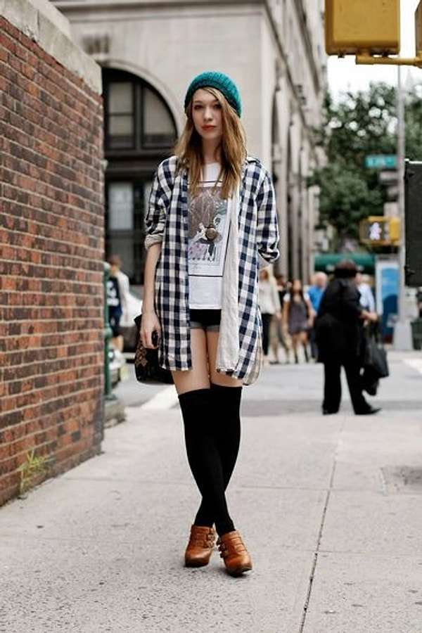 10. В пасмурную летнюю погоду их можно легко сочетать с джинсовыми шортами и косухой.