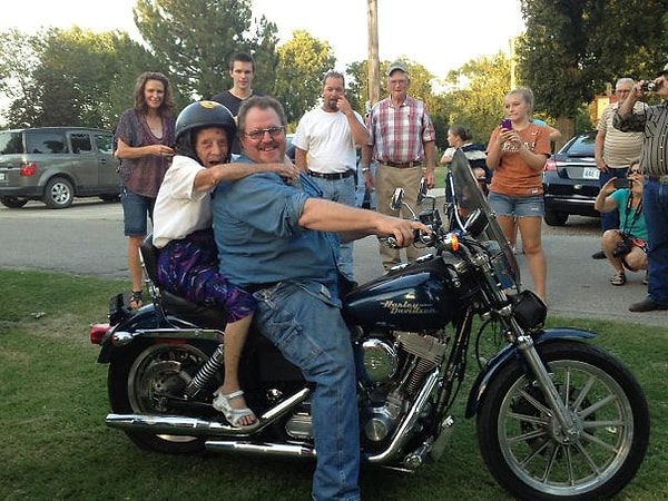 8. "Много лет назад моя бабушка обещала, что если доживет до 100 лет, то впервые прокатится на мотоцикле. И этот день настал!"