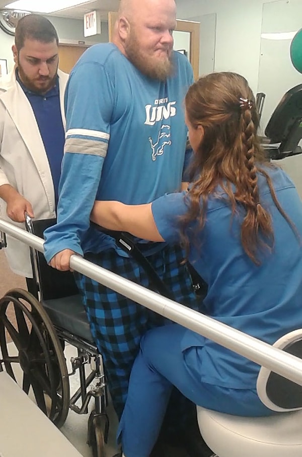 19. Он впервые встал с инвалидного кресла