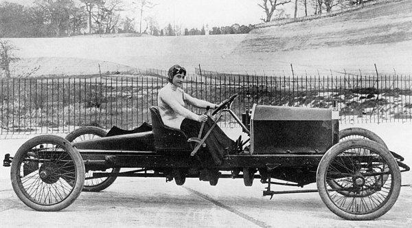 8. Dorothy Levitt, otomobil yarışlarının öncüsü.