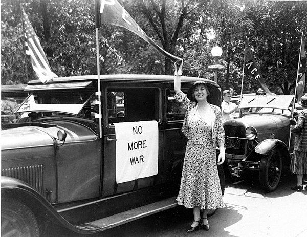 11. Jeannette Rankin, ABD Kongresi'nin ilk kadın üyesi.