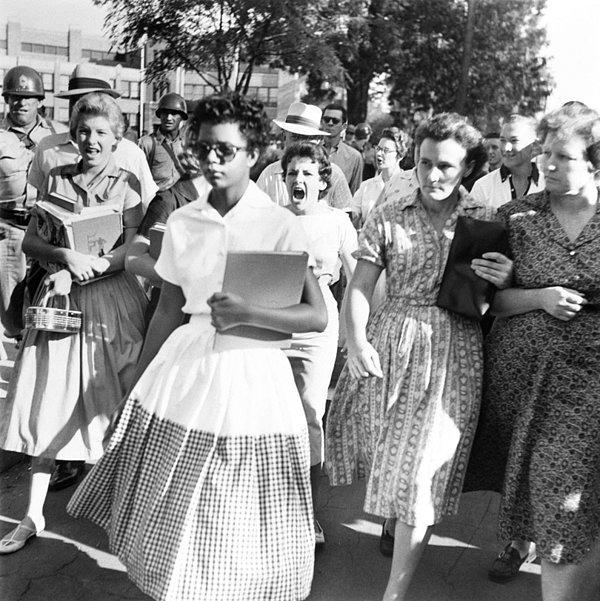 19. Elizabeth Eckford, ırk ayrımının kaldırıldığı okullara giden ilk siyahi öğrencilerden biri. Little Rock, Arkansas.