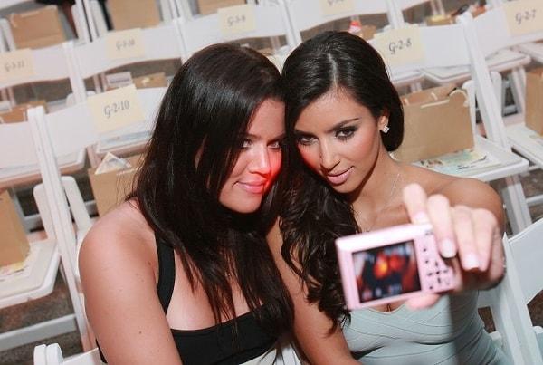 1. Kim ve Khloé'nin 2007 tarihinde dijital kamera ile selfie çekimi.