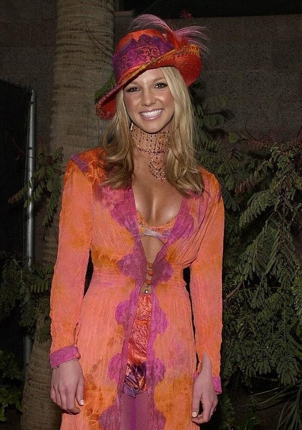 20. Ve 2000 yılındaki Billboard Müzik Ödülleri'nden kalma hiç eskimeyen bu turuncu kıyafet.