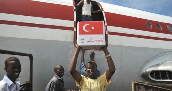 Kullandığı etiket ise  #TurkishAirlinesHelpSomalia  yani "Türk Hava Yolları, Somali'ye yardım et" oldu. Bunun sebebi de Somali'ye uçan tek hava yolunun THY olması!