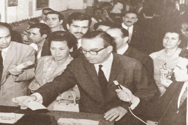 Turhan Feyzioğlu 1922 yılında Kayseri'de doğdu. Yeni kurulacak cumhuriyetin imkanlarıyla, parlak bir gelecek onu beklemekteydi.