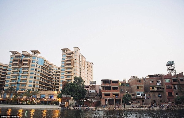 5. На этой фотографии, сделанной в Египте, изображены разрушающиеся кирпичные здания, населенные беднейшими жителями Каира. Они отделены от гостиничного комплекса панелями из рифленого железа