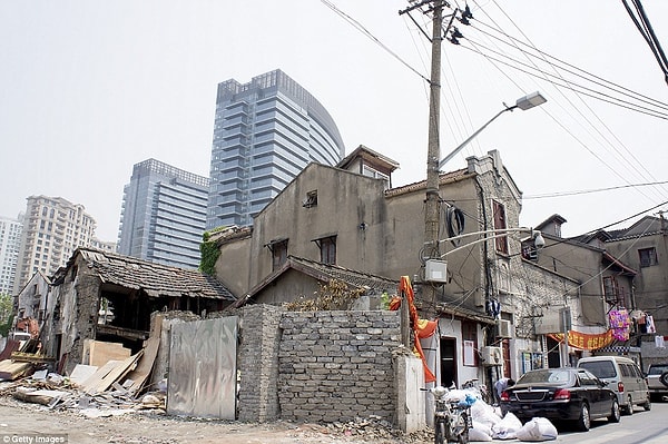 15. В китайском Шанхае ветхие дома разбросаны на окраинах районов, где современная инфраструктура быстро разрастается
