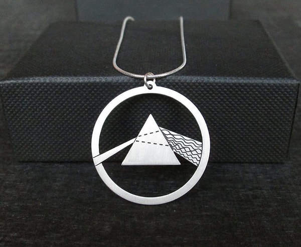 12. "Серебряная призма, темная сторона луны"