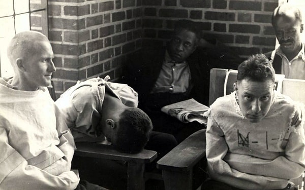 1. Эксперимент был проведен психологом по имени Дэвид Розенхан. Известно, что этот эксперимент поставил под сомнение надежность всей психиатрической диагностики