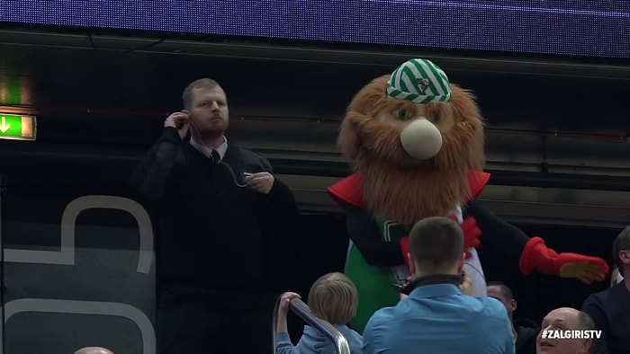 Güvenlik Görevlisinden Maçın Önüne Geçen Dans Performansı