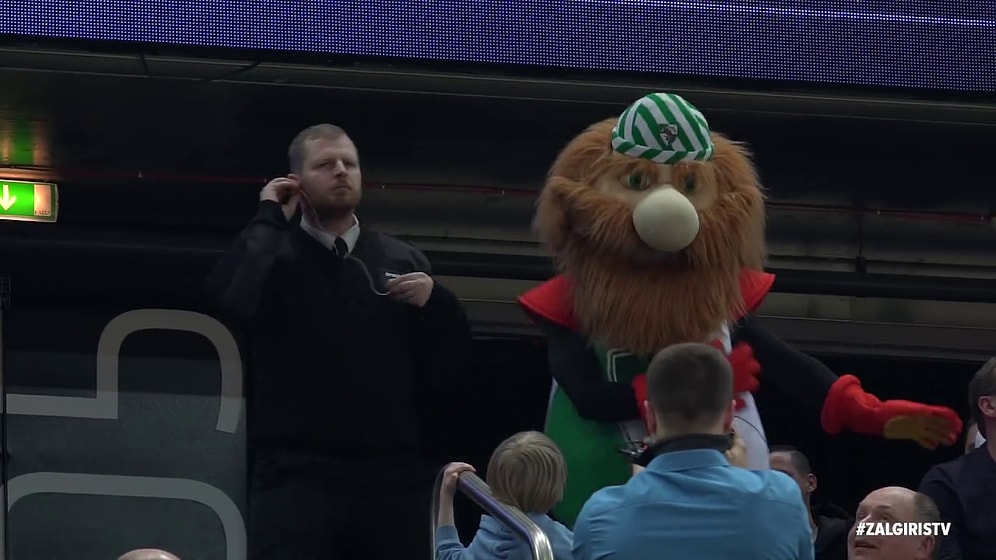 Güvenlik Görevlisinden Maçın Önüne Geçen Dans Performansı