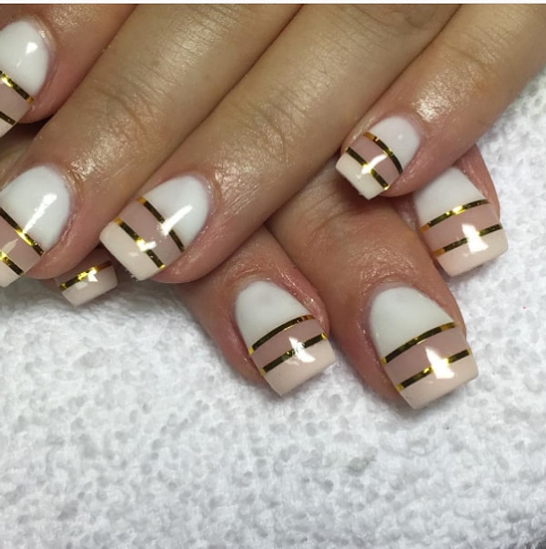 3. Ультрамодный маникюр с золотистыми полосками