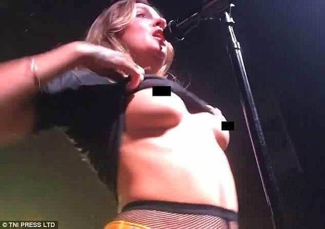 9. Tove Lo, Manchester'da verdiği konserde aniden tişörtünü kaldırdı, göğüslerini gören hayranları şaşkına döndü.