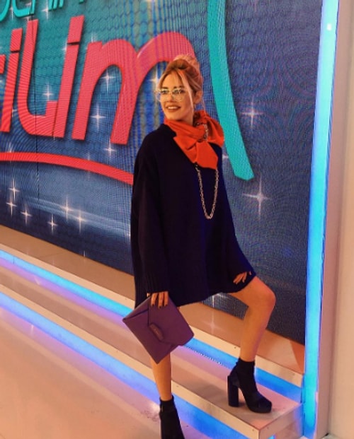 Tabii bir de moda var! Onun bu çok yönlülüğünü ve kendini keşfetme çabasını takdir etmemek mümkün değil.