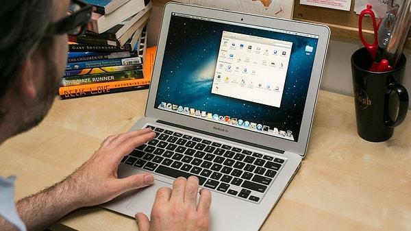 4. "Windows ne ya cahil gibi, en güzeli Mac abi!" Macbook'u