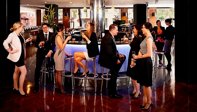 11. "Hadi gidelim de zenginler gibi yiyip içelim" happy hour'u