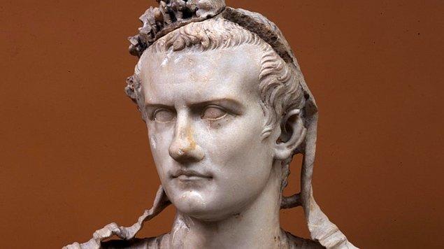 13. Roma İmparatoru Caligula’ya “İmparator olma ihtimalin Baiae körfezi üzerinde ata binebilme ihtimalin kadar” demişler. O da bu körfeze 3 kilometrelik geçici bir köprü yapmış ve üzerinde ata binmiş.