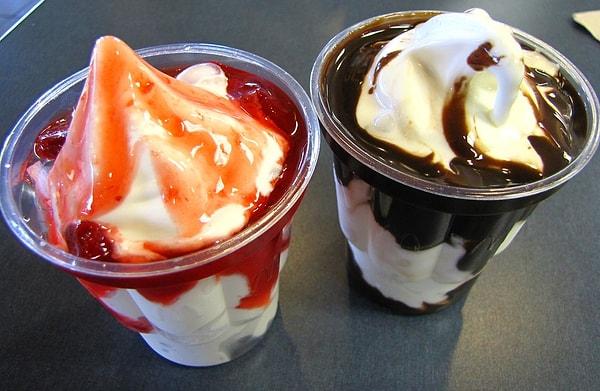 14. Fastfood zincirlerinde rastladığımız yumuşak dondurmalar, ABD’de bir dondurma kamyonunun lastiğinin patlaması sonucu satıcının erimekte olan dondurmaları satmaya başlamasıyla ortaya çıktı.