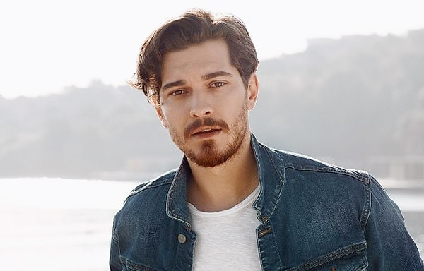 9. Podyumlardan ekranlara yatay geçiş yapan bir diğer yakışıklı ise Çağatay Ulusoy!