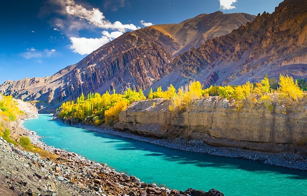 2. Если хоть кто-то хоть раз говорил, что это красивая страна, и вам стоит съездить туда в отпуск, они врали. Страна просто ужасна!