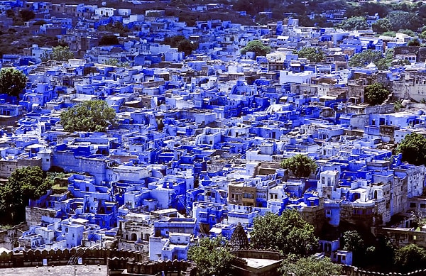 28. Взгляните на этот непривлекательный, абсолютно бесполезный голубой город