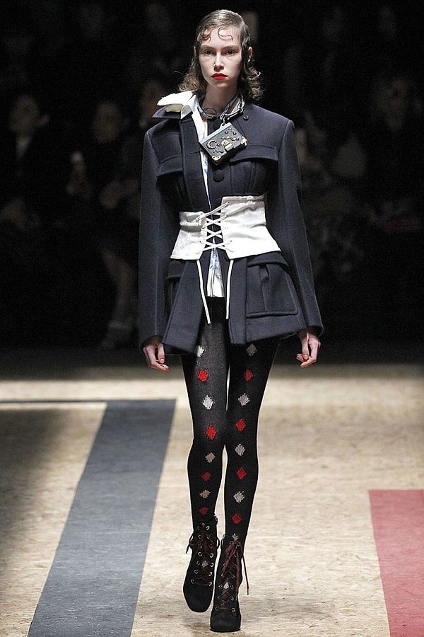 4. Лук с корсетом ввели в свои коллекции и такие модные дома, как Prada, Dolce&Gabbana, Balmain, Louis Vuitton и Preen